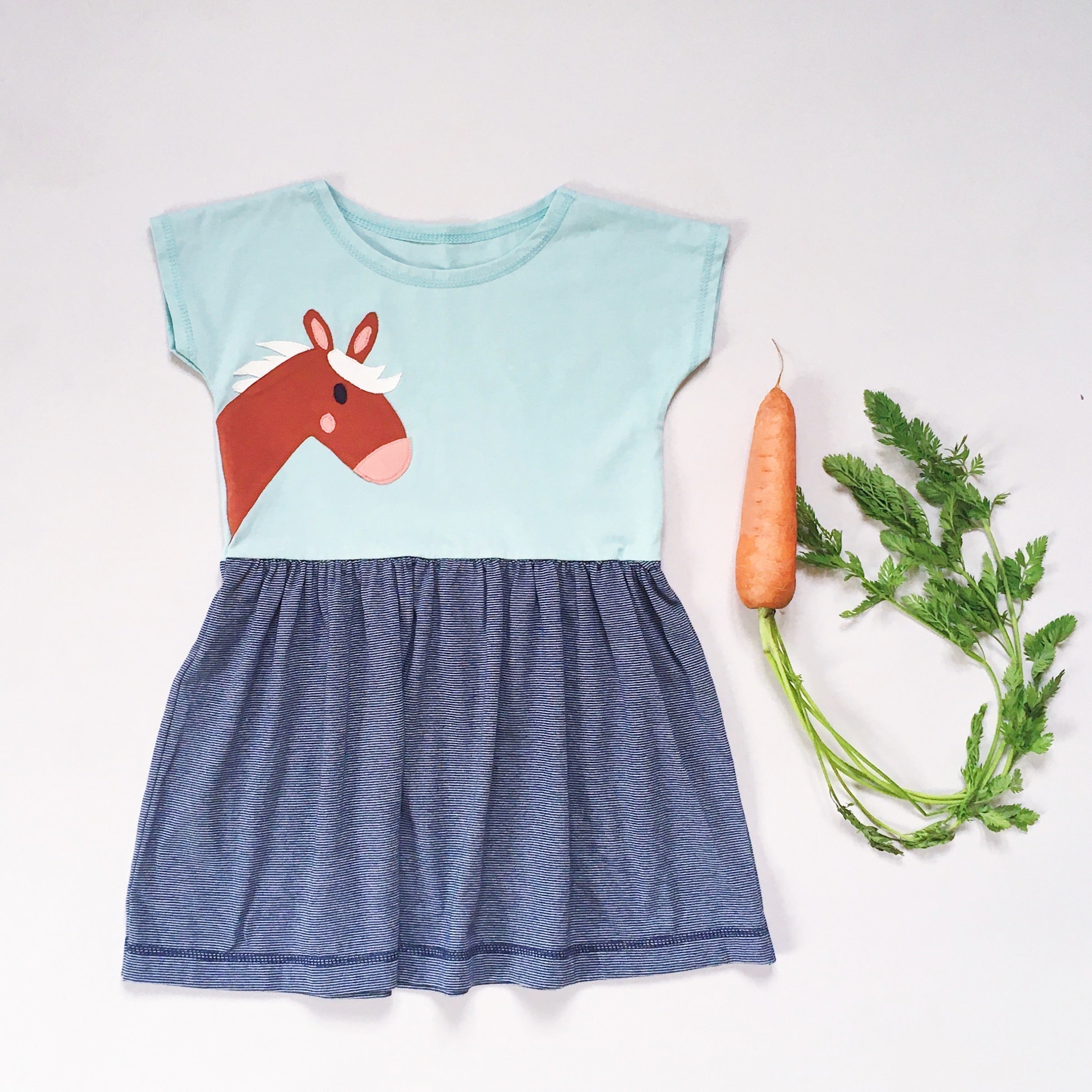 T-Shirt Kleid Mit mit grandioser Pferde-Applikation von internaht
