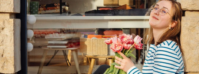 Nachhaltige Mode für Frauen - Bio Kleidung made in Germany von internaht aus Dresden. Modell im gestreiften Langarmshirt von internaht