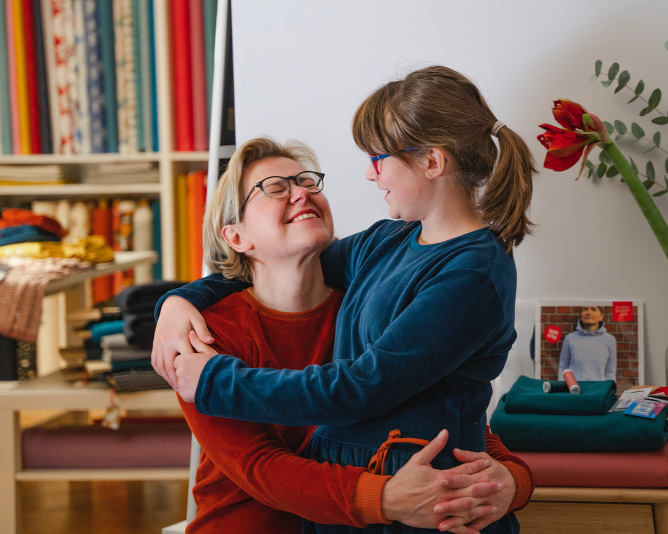 Nicki Kleidung – weich, bunt & fair Unsere Nicki Kleidung aus 100 % Bio-Baumwolle ist kuschelig weich, atmungsaktiv & mit Liebe in Dresden genäht – für Kinder & Damen