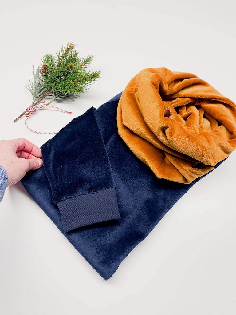 Geschenkset aus Damen Nicki Pullover aus 100% Bio Baumwolle in Dunkelblau & Loop in Karamell, handgenäht in Dresden.