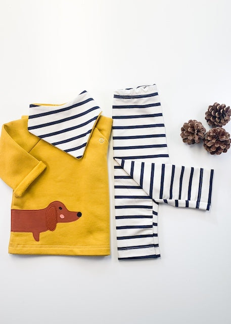 Geschenke zur Geburt - Baby Geschenk bestehend aus Dackel-Sweatshirt in Senfgelb, Baby Halstuch und Baby Hose gestreift in Ecru-Navy - alles aus Bio-Baumwolle und in Deutschland genäht von internaht