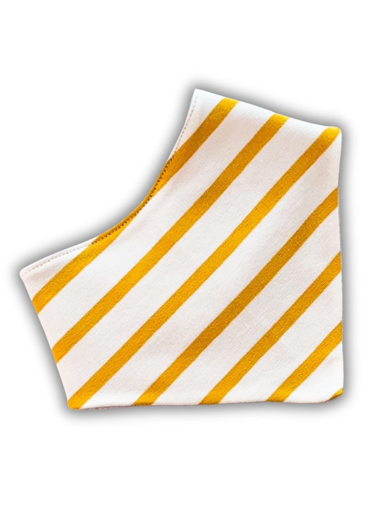 Baby Halstuch gestreift - Vorderseiite Ecru-Senfgelb, Rückseite weicher Bio-Sweat in Himmelblau aus zertifizierter Bio-Baumwolle. Mitwachsend, doppellagig und saugfähig – ideal für jedes Baby Outfit! Jetzt im Set erhältlich.