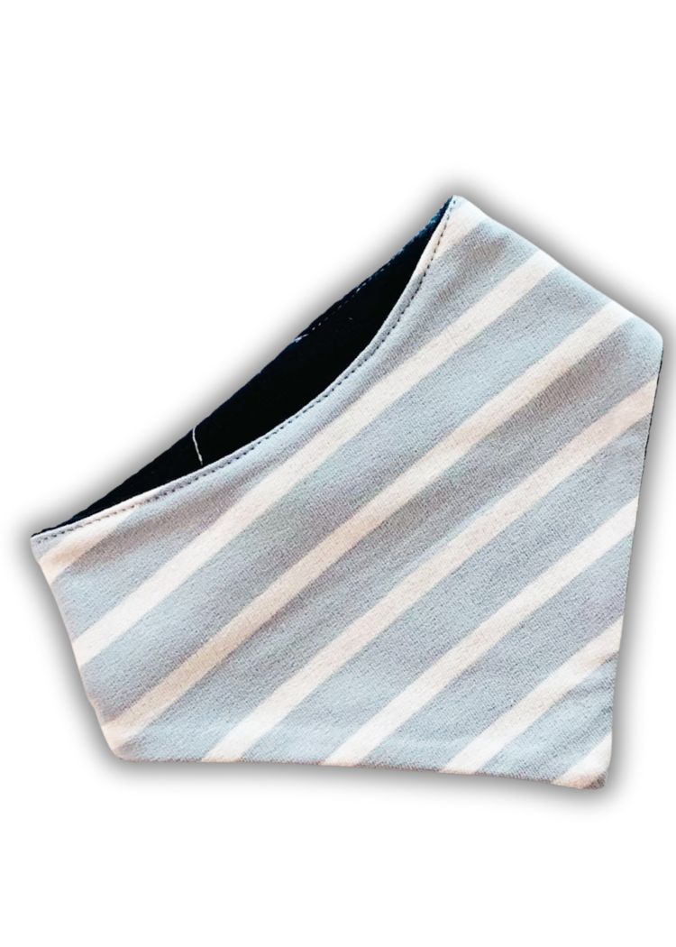 Baby Halstuch gestreift - Vorderseite Himmelblau-Weiß, Rückseiter weicher Bio-Sweat in Dunkelblau aus zertifizierter Bio-Baumwolle. Mitwachsend, doppellagig und saugfähig – ideal für jedes Baby Outfit! Jetzt im Set erhältlich.