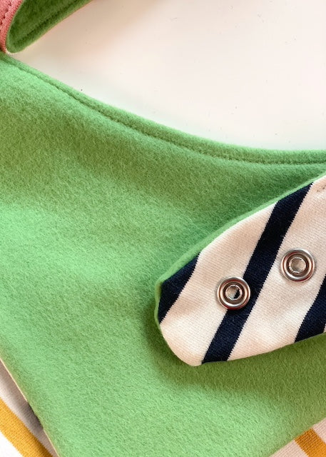 Baby Halstuch gestreift - Detailaufnahme der kuschelig weichen Rückseite aus Biosweat aus 100% Bio Baumwolle sowie der zwei verstellbaren Druckknöpfe für lange Nutzbarkeit.