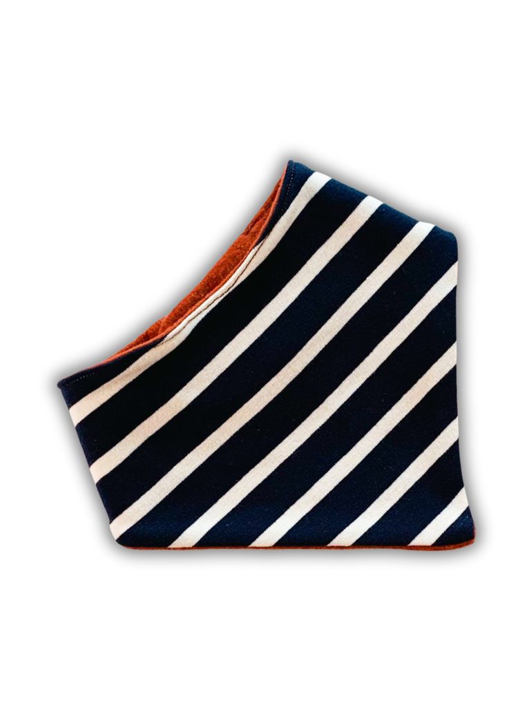 Baby Halstuch gestreift - Vorderseite Navy-Ecru, Rückseite weicher Bio-Sweat in Henna aus zertifizierter Bio-Baumwolle. Mitwachsend, doppellagig und saugfähig – ideal für jedes Baby Outfit! Jetzt im Set erhältlich.