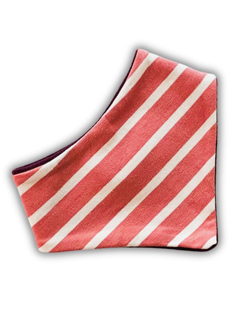 Baby Halstuch gestreift - Vorderseite Rosenholz-Ecru, Rückseiter weicher Bio-Sweat in Weinrot aus zertifizierter Bio-Baumwolle. Mitwachsend, doppellagig und saugfähig – ideal für jedes Baby Outfit! Jetzt im Set erhältlich.