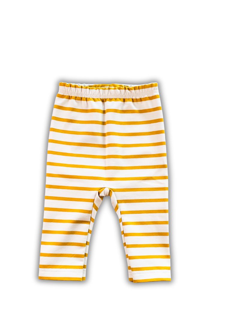 Baby Hose Gestreift in Ecru-Senfgelb aus Bio-Baumwolle genäht von internaht in Dresden. Mit praktischem tiefen Schritt und flexiblen, umkrempelbaren Säumen. Perfekt für jedes Baby Outfit!