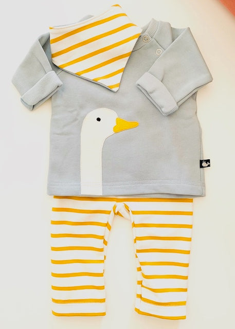 Baby Outfit bestehend aus Gans-Sweatshirt in himmelblau, Baby Halstuch und Baby Hose gestreift in Ecru-Senfgelb - alles aus Bio-Baumwolle und in Deutschland genäht von internaht