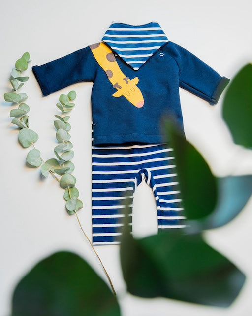 Baby Outfit bestehend aus Baby Pullover mit Giraffe in Dunkelblau, Baby Halstuch und Baby Hose gestreift in Navy-Ecru - alles aus Bio-Baumwolle und in Deutschland genäht von internaht