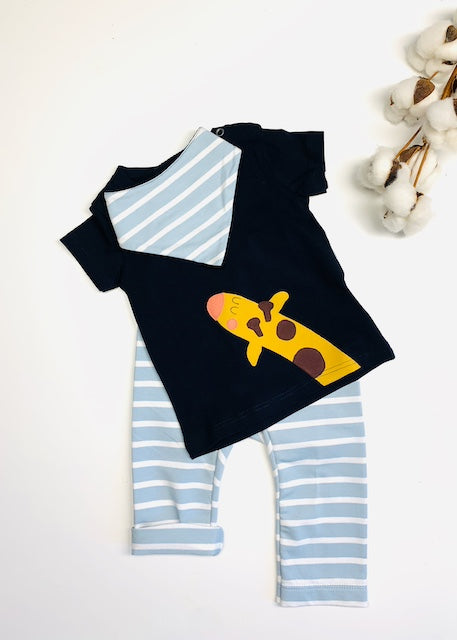 Baby Outfit bestehend aus T-Shirt mit Giraffe in Navy, Baby Halstuch und Baby Hose gestreift in Himmelblau-Weiß- alles aus Bio-Baumwolle und in Deutschland genäht von internaht