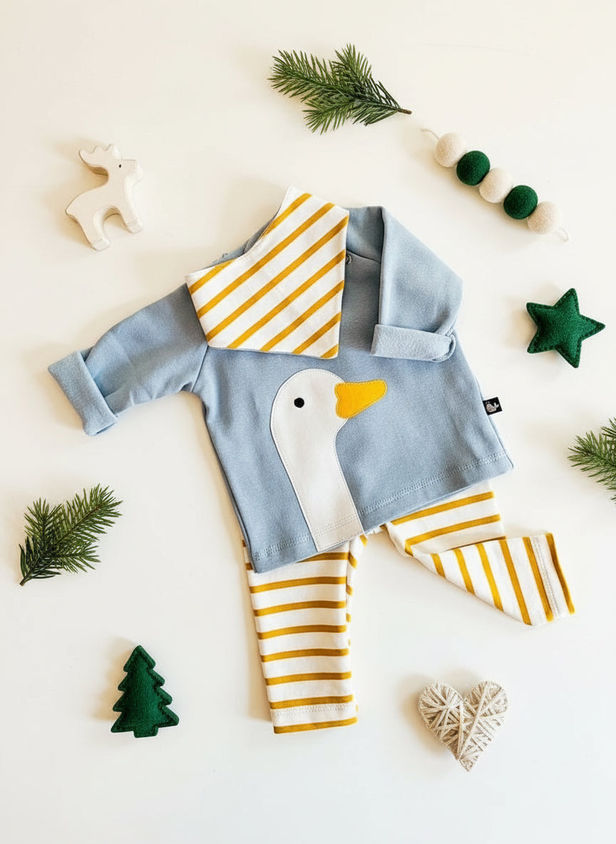 Geschenk zur Geburt – Bio Baby Pullover Gans aus 100% Bio Baumwolle in Himmelblau von internaht aus Dresden - hier als Baby Set mit gestreifter Baby Hose und Baby Halstuch in Senfgelb-Ecru