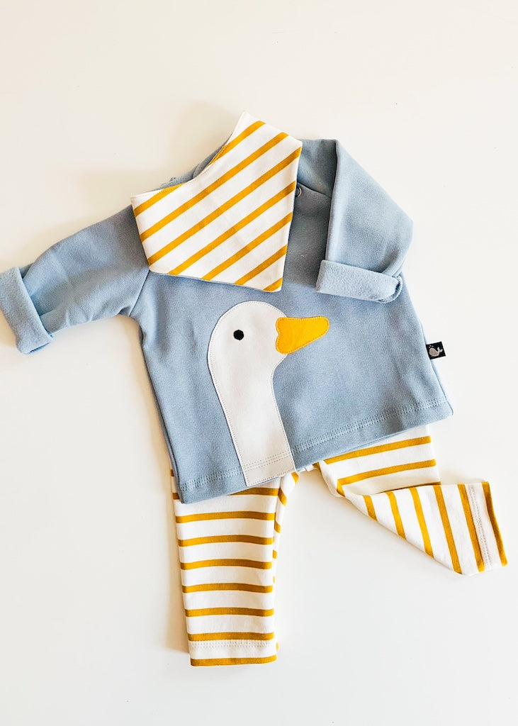 Baby Pullover aus 100% Bio Baumwolle mit Gans in Himmelblau von internaht aus Dresden - hier als Baby Outfit mit gestreifter Baby Hose und Baby Halstuch in Senfgelb-Ecru