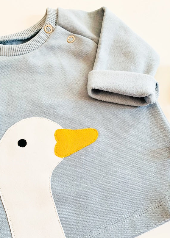 Geschenk zur Geburt Junge - Baby Pullover aus 100% Bio Baumwolle mit Gans in Himmelblau von internaht - Nahaufnahme des innen sanft angerauten Bio-Sweatstoffes