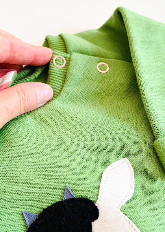 Baby Pullover Kuh aus 100% Bio Baumwolle - Detail der Knopfleiste am Halsausschnitt für ein bequemes An- und Ausziehen des Baby Pullovers