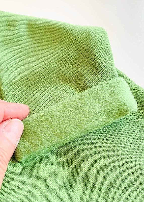 Baby Pullover Kuh aus 100% Bio Baumwolle - Nahaufnahme des weichen, innen angerauten Bio-Sweatstoffes