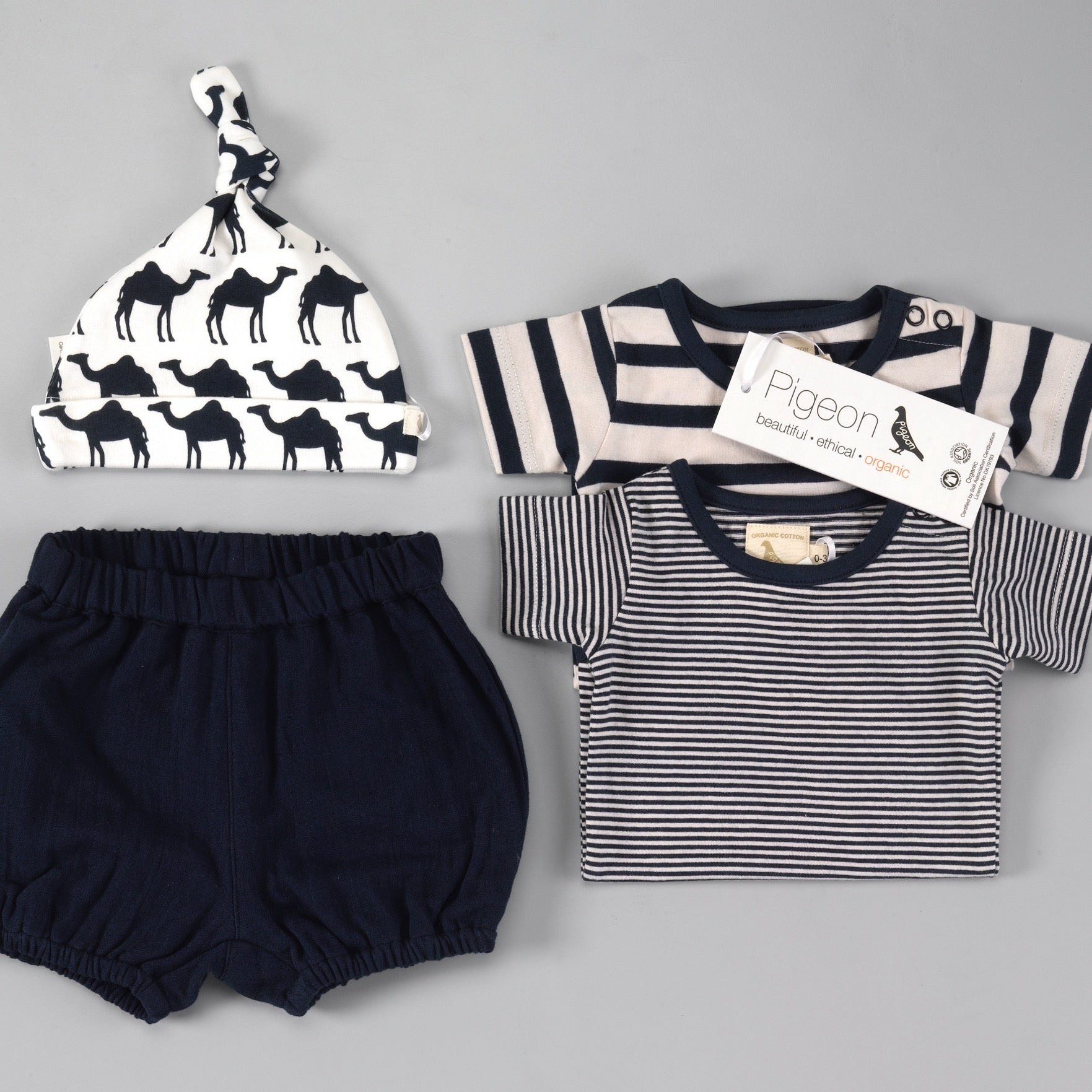 Baby Pumphose Musselin aus 100% Bio Baumwolle Dunkelblau mit Body und Mütze von Pigeon