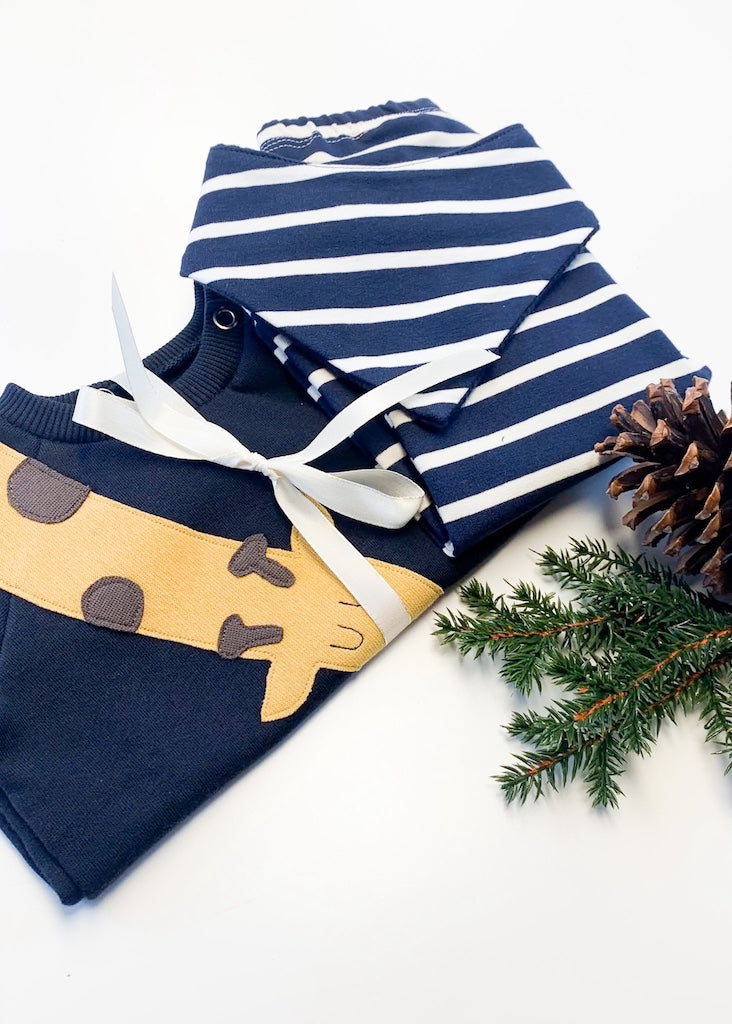 Geschenk zur Geburt - Baby Set Giraffe mit Baby Pullover, Baby Hose und Baby Halstuch aus 100% Bio Baumwolle genäht von internaht in Deutschland
