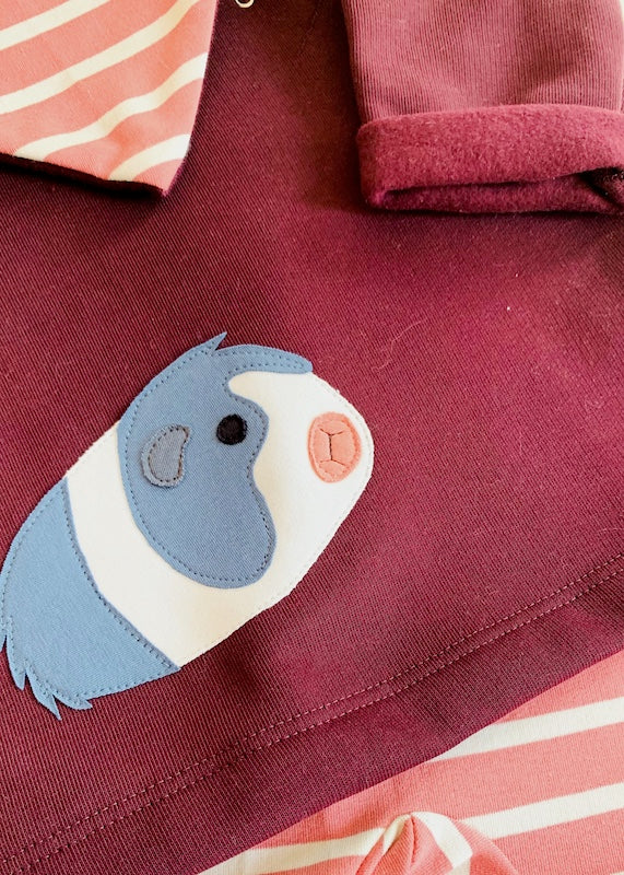 Baby Set mit Meerschweinchen-Pullover aus 100% Bio Baumwolle - Nahaufnahme der sorgfältig genähten Meerschweinchen-Applikation