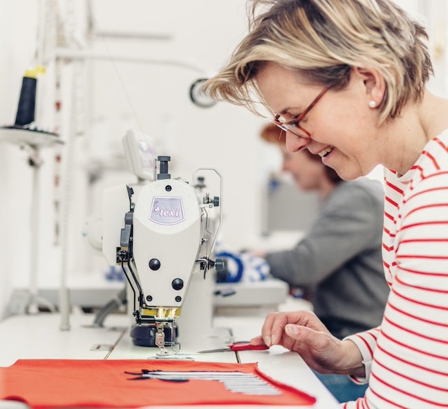 In unserem Atelier in Dresden entsteht Bio Babykleidung, die Nachhaltigkeit, Funktionalität und fröhliches Design miteinander verbindet.