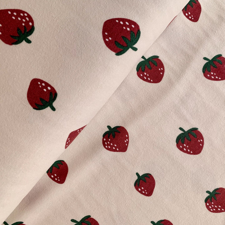 Bio Jersey Strawberries aus 95% Biobaumwolle und 5% Elasthan von Tygdrömmar kaufen