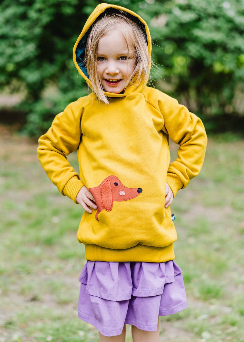Senfgalber Dackel Pullover für Kinder aus 100% Biobaumwolle von internaht