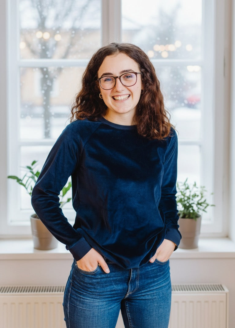 Damen Nicki Pullover aus 100 % Bio-Baumwolle in Dunkelblau, handgenäht in Dresden von internaht