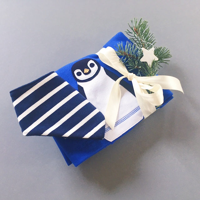 Nachhaltige Geschenkideen von internaht - Liebevoll verpacktes Baby Geschenkset Pinguin bestehend aus royalblauen Baby Pullover mit Pinguin und passender blau-weiß gestreifter Baby Hose und Baby Halstuch von internaht