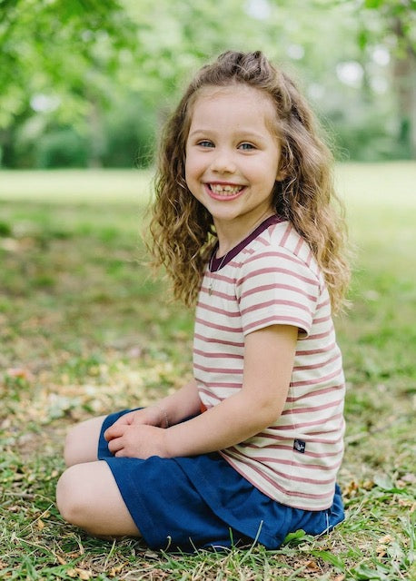 Kind trägt T-Shirt Bio Baumwolle Ecru-Rosenholz – gestreiftes Kindershirt von internaht aus Dresden