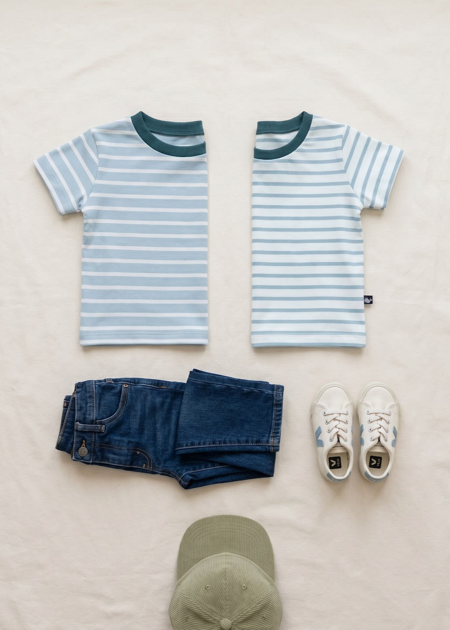 Style-Inspiration: Kinder T-Shirt Bio Baumwolle Hellblau-Weiß kombiniert – nachhaltige Kindermode von internaht