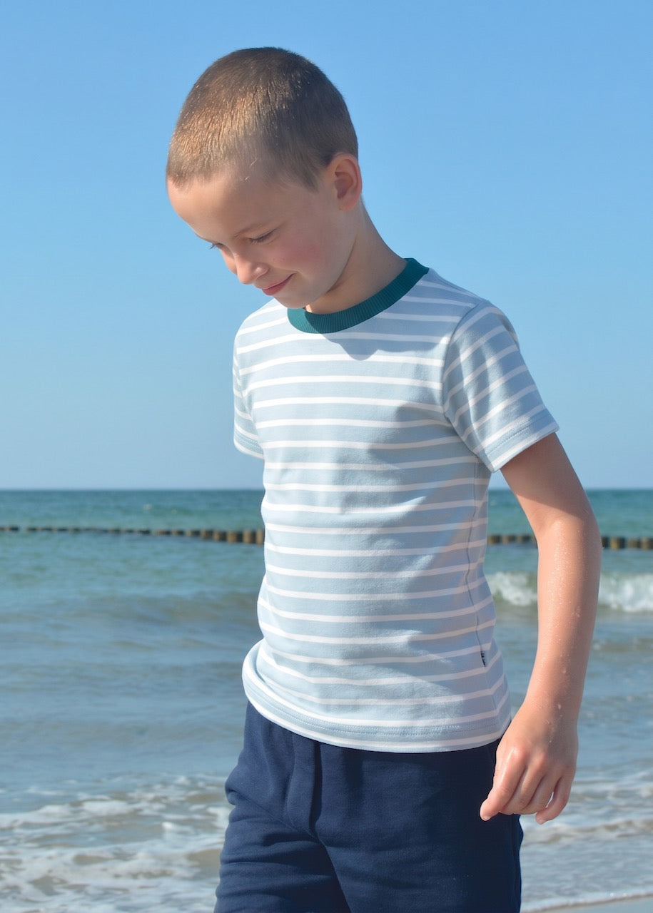 Kinder T-Shirt Bio Baumwolle Hellblau-Weiß mit dunkelgrünen Bündchen – handgenäht von internaht in Dresden