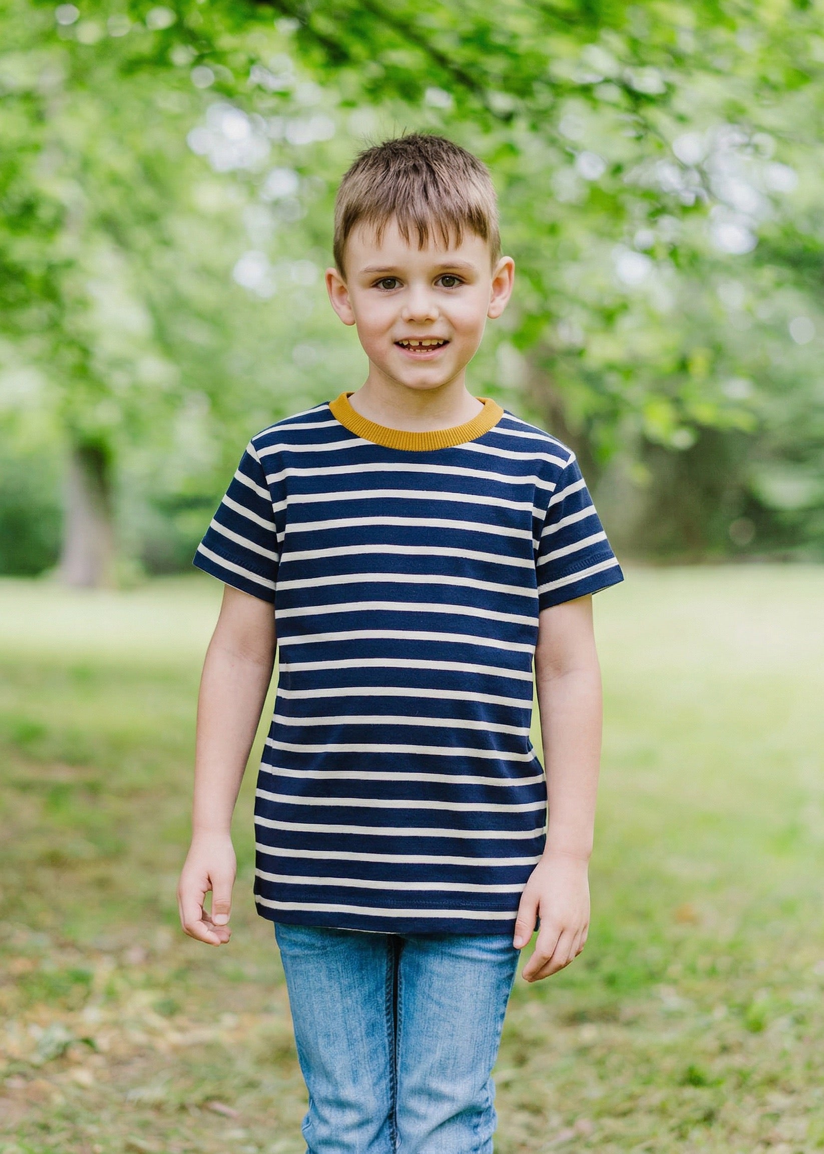 Kind trägt T-Shirt Bio Baumwolle Navy-Ecru – gestreiftes Kindershirt von internaht aus Dresden