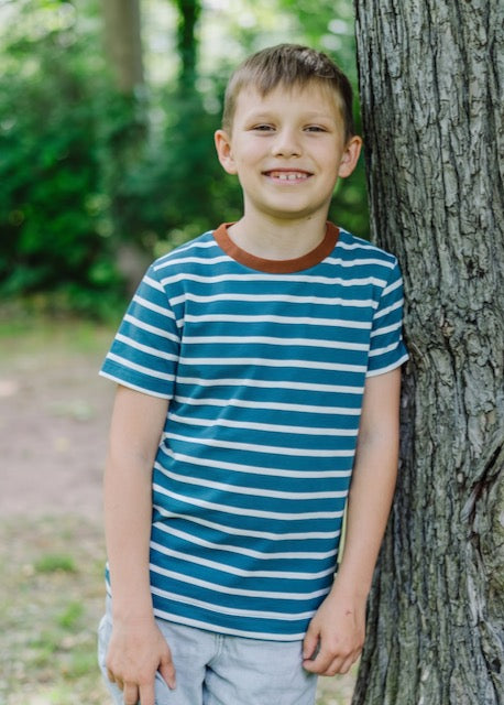 Kinder T-Shirt Bio Baumwolle Petrol-Weiß mit Rost-Bündchen – handgenäht von internaht in Dresden