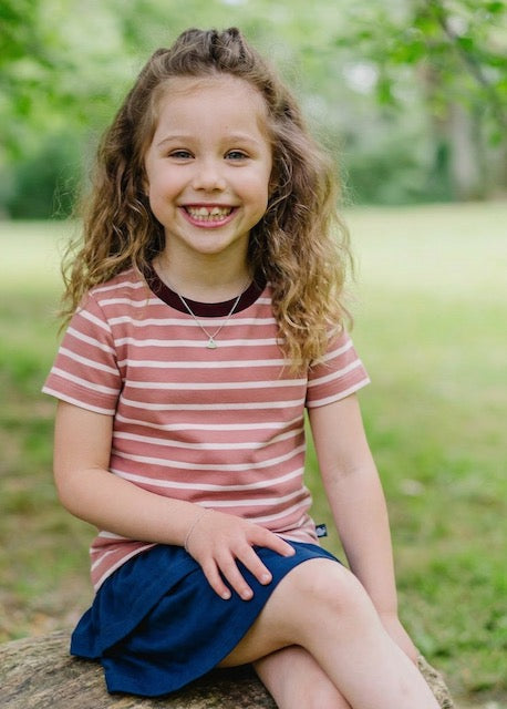 Kinder T-Shirt Bio Baumwolle Rosenholz-Ecru mit Bordeaux-Bündchen – handgenäht von internaht in Dresden