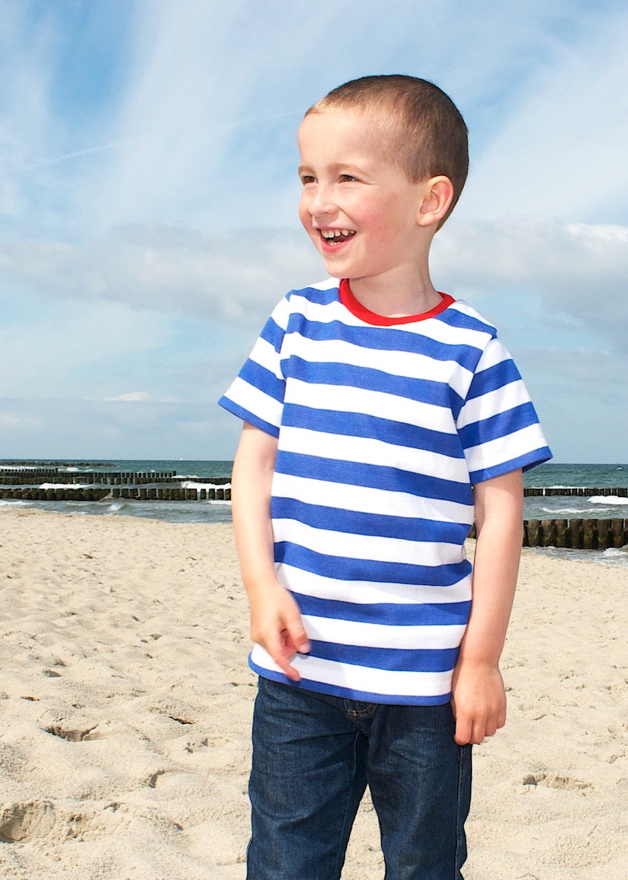 Kind trägt Kinder T-Shirt Bio Baumwolle Royalblau-Weiß Doubleface – gestreiftes Shirt von internaht aus Dresden