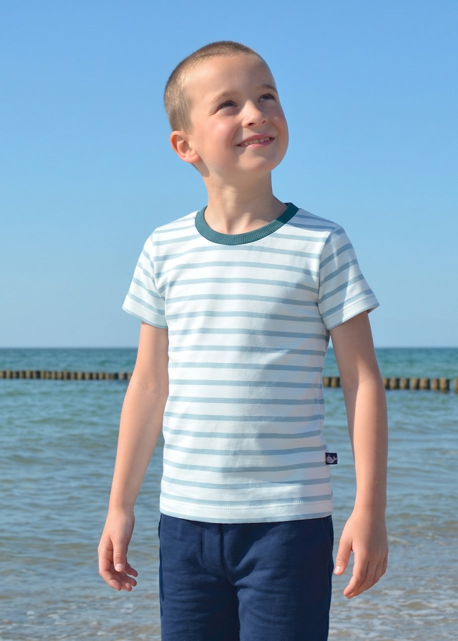 Kind trägt T-Shirt Bio Baumwolle Weiß-Hellblau – gestreiftes Kindershirt von internaht aus Dresden