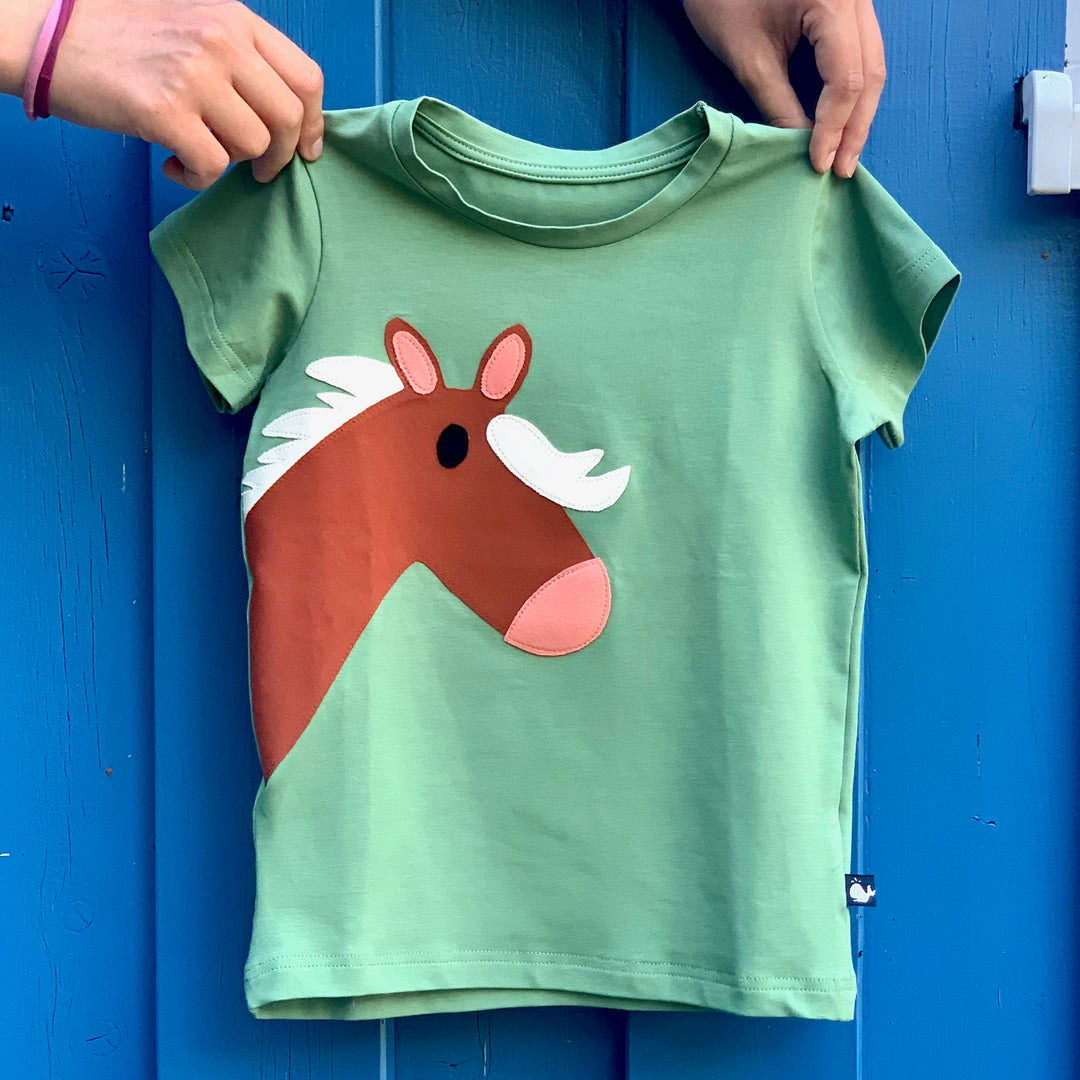 Hellgrünes Kinder T-Shirt mit Pferde-Applikation aus 100% Biobaumwolle von internaht