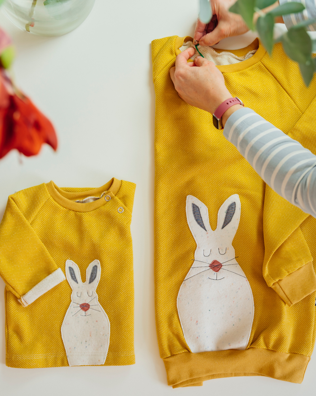 Fair produzierte Kleidung für Kinder - Sweater mit Schneehase für Babys und Kinder