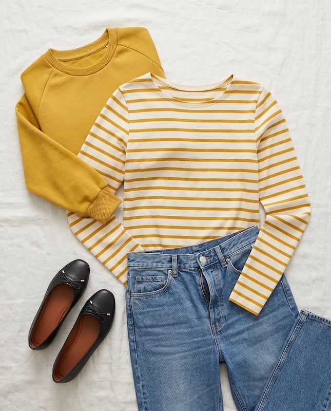 Ringelshirt Damen in weiß-senfgelb - gestyled mit Sweater in senfgelb, blauer Jeans und schwarzen Ballerinas