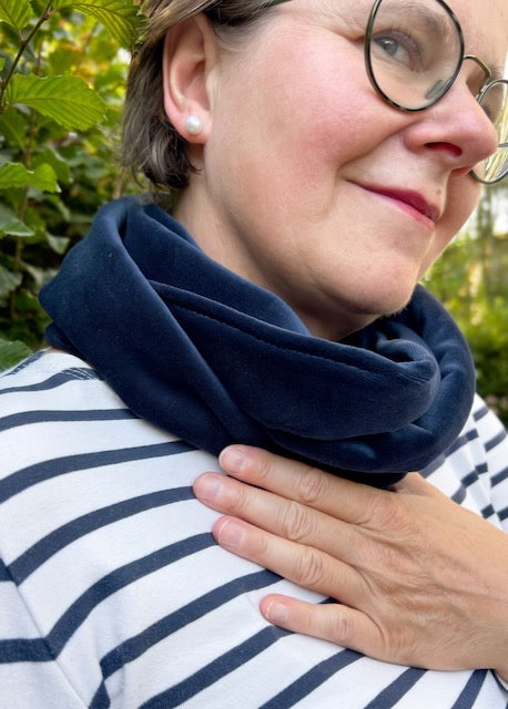 Dunkelblauer Nicki-Loop aus Bio-Baumwolle getragen zum leichten Damen-Outfit