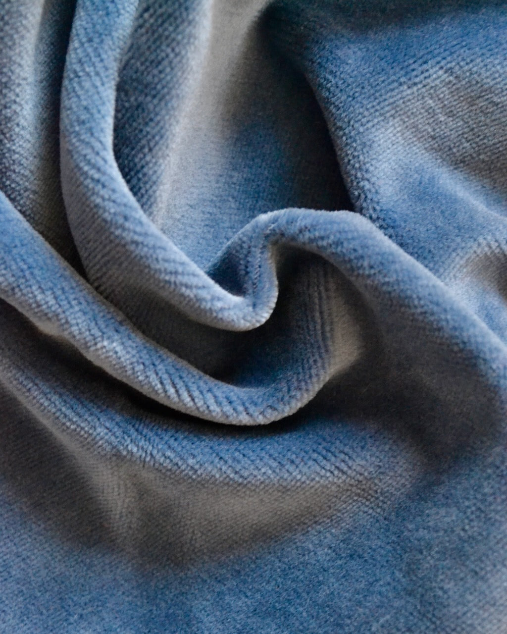 Damen Nicki Pullover in Taubenblau - Nahaufnahme des Stoffes aus 100% Bio-Baumwolle - Besonders geschätzt für sein angenehmes Tragegefühl.