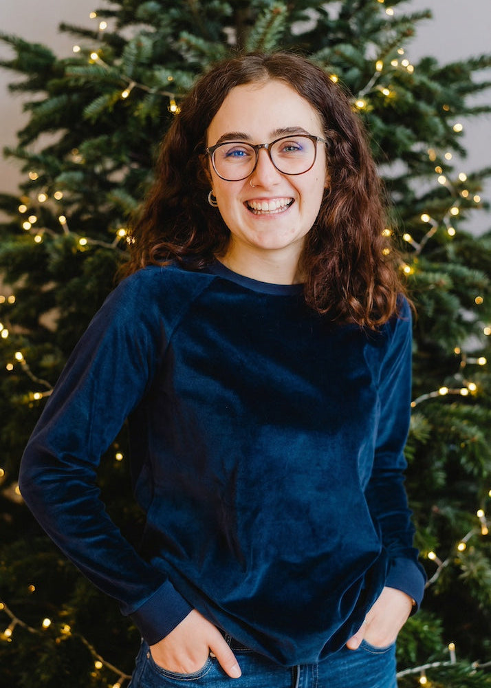 Damen Nicki Pullover aus 100 % Bio-Baumwolle in Dunkelblau, handgenäht in Dresden von internaht