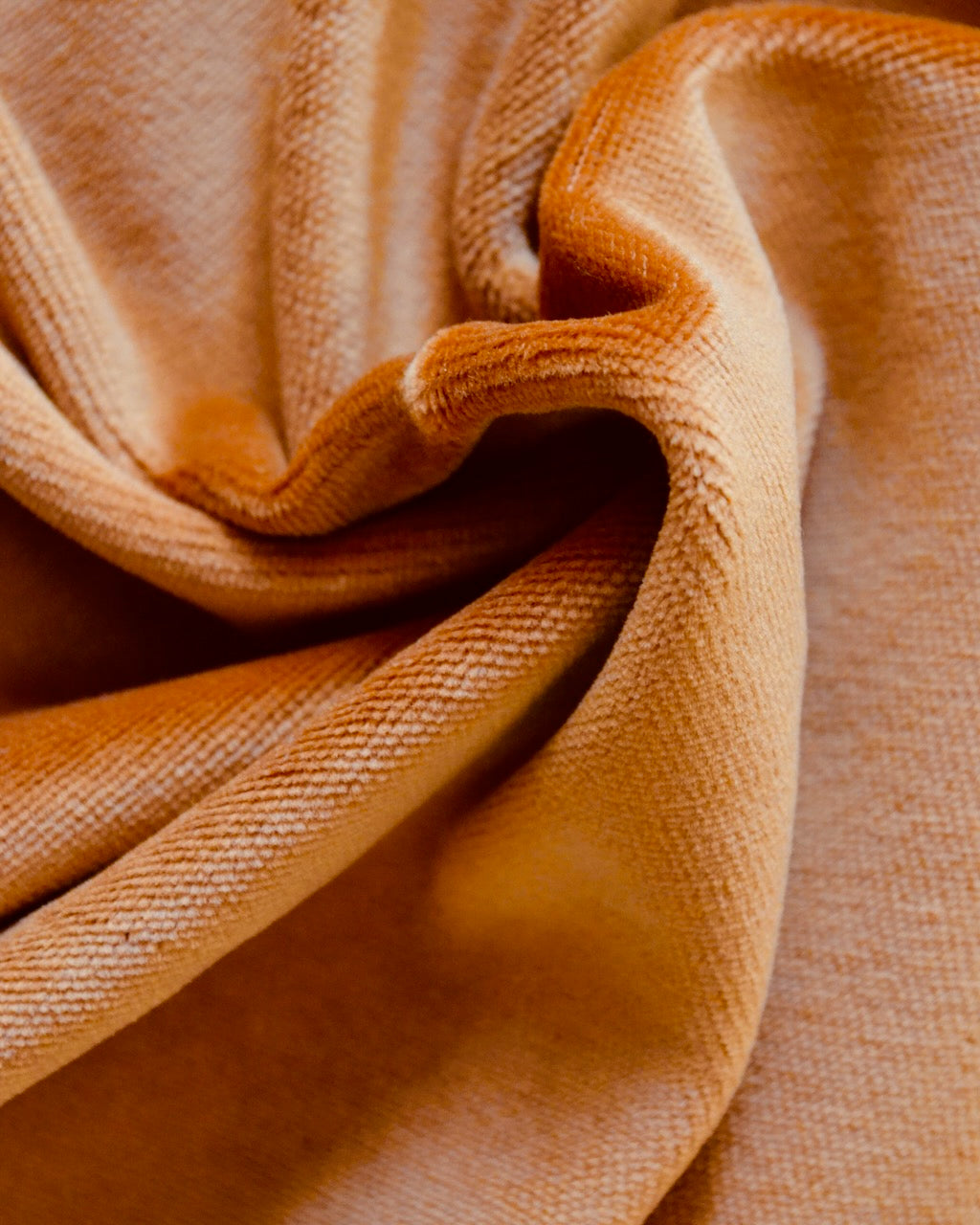 Damen Nicki Pullover in Karamell - Nahaufnahme des Stoffes aus 100% Bio-Baumwolle - Besonders geschätzt für sein angenehmes Tragegefühl.