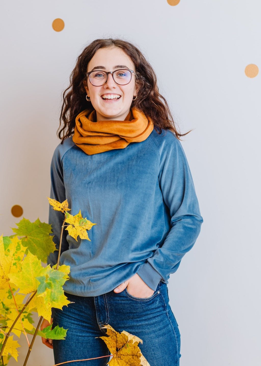 Damen Nicki Pullover aus Bio-Baumwolle in Taubenblau mit Nicki Loop Schal in Karamell, liebevoll genäht in Dresden – warm und gemütlich