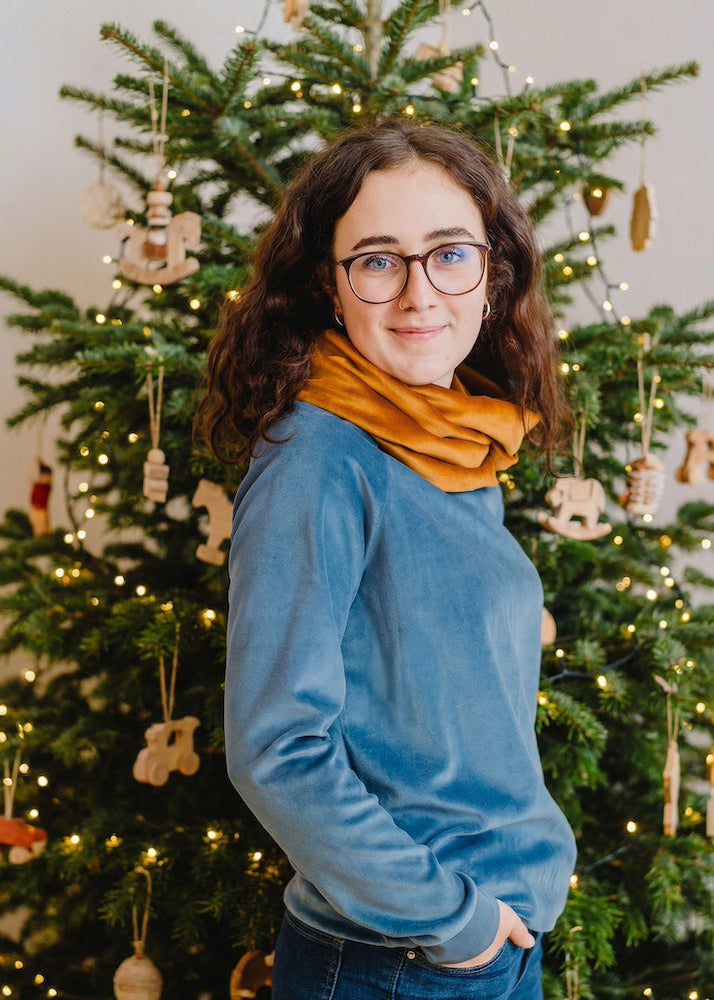 Damen Nicki Pullover aus 100 % Bio-Baumwolle in Taubenblau, handgenäht in Dresden von internaht - besonders festlich als Geschenk zu Weihnachten