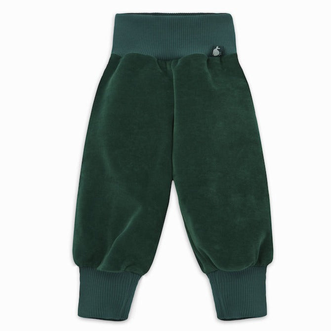 Samtig weiche Nicki Babyhose in Grün aus 100% Bio Baumwolle von internaht#color_powdered-green