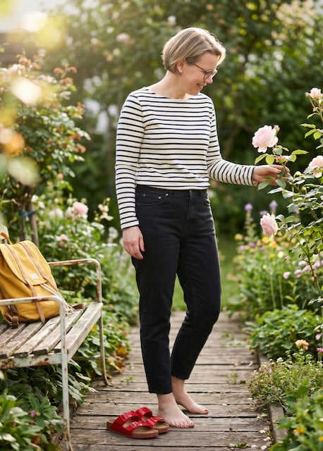 Ringelshirt Damen aus Bio-Bauwolle in ecru-navy gestreift, ideal für Freizeit und Urlaub fair genäht im Dresdner Atelier von internaht