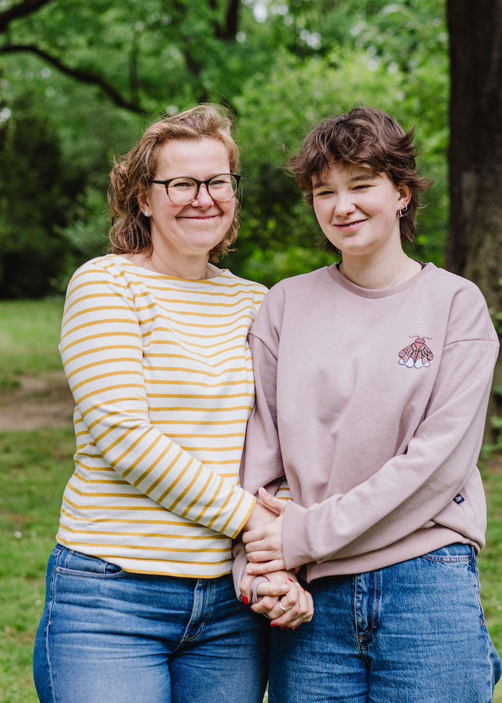 Ringelshirt Damen aus Bio-Baumwolle mit weiß-senfgelben Streifen, fair genäht im Dresdner Atelier von internaht