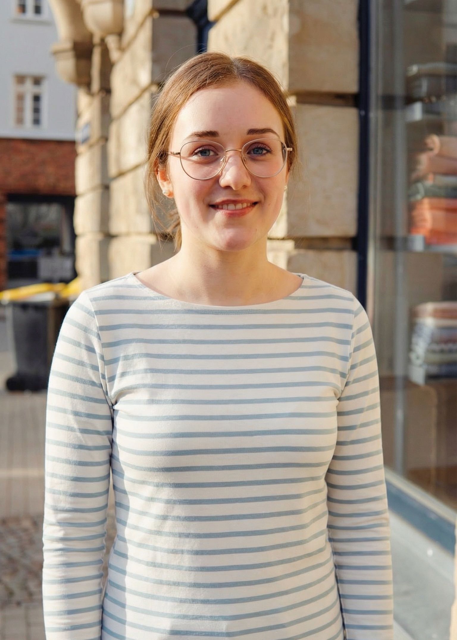 Handgenähtes gestreiftes Shirt für Damen, weiß-hellblau gestreift komfortabel und formstabil