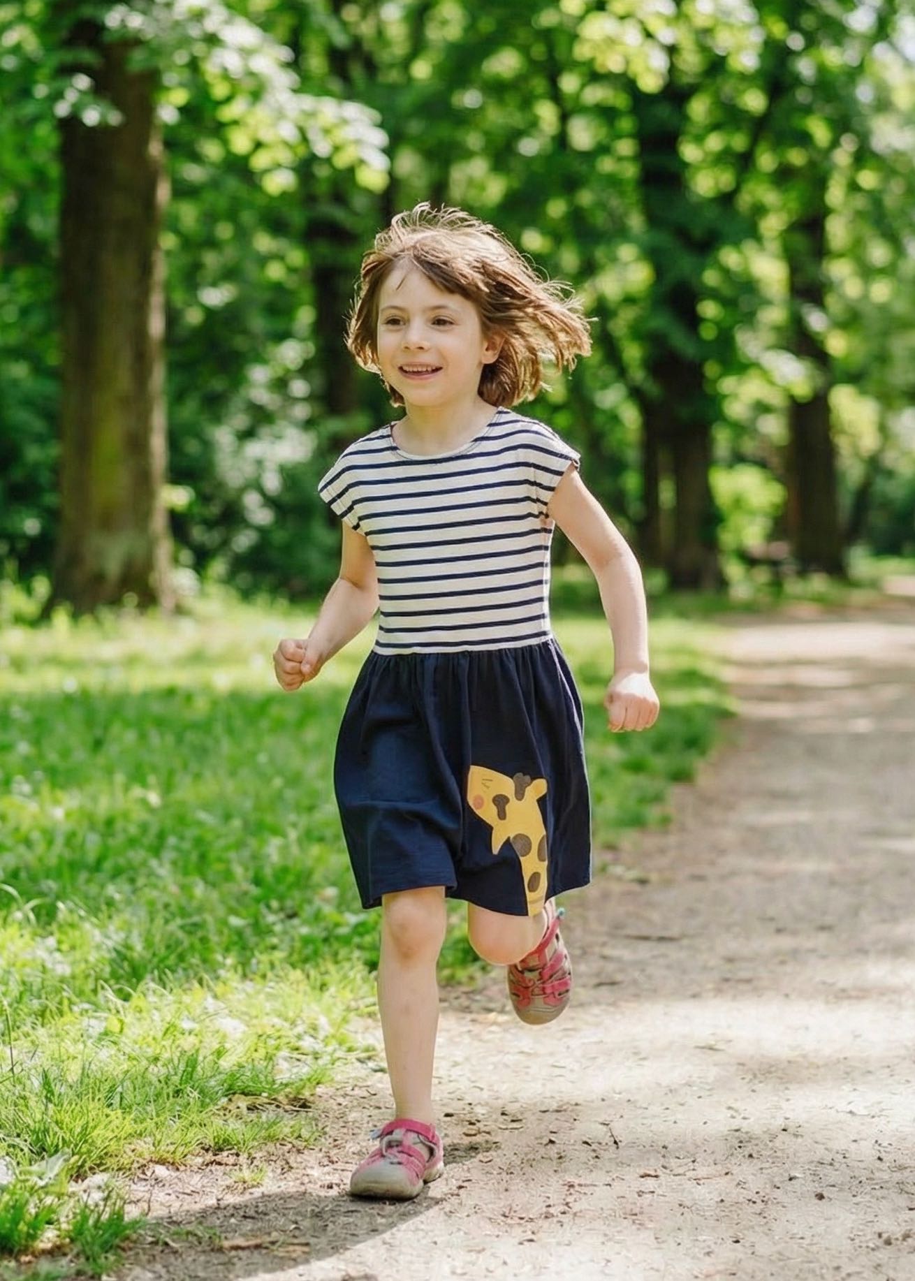 Schöne Mädchenkleidung aus zertifizierten Biostoffen und liebevollen Giraffenmotiv - handgemacht in Dresden