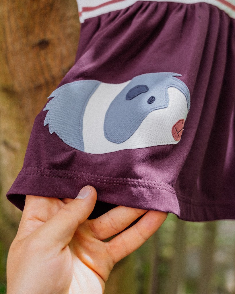 Schönes Mädchenkleid aus Bio-Baumwolle mit Meerschweinchen-Motiv, handgemacht in Dresden von internaht